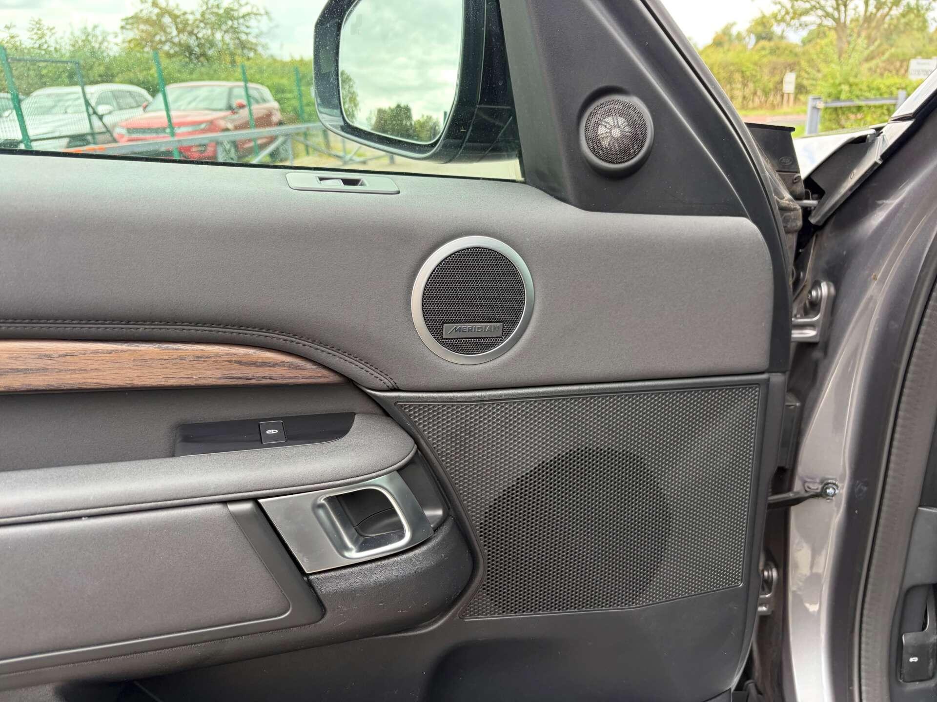 Land Rover Discovery 3 view 15