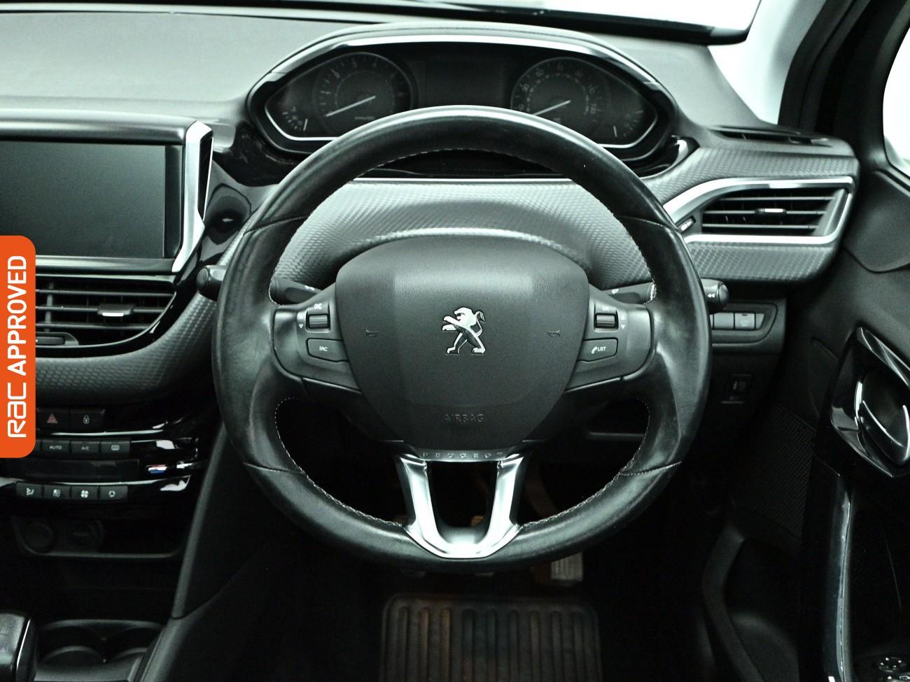 Peugeot 208 view 9