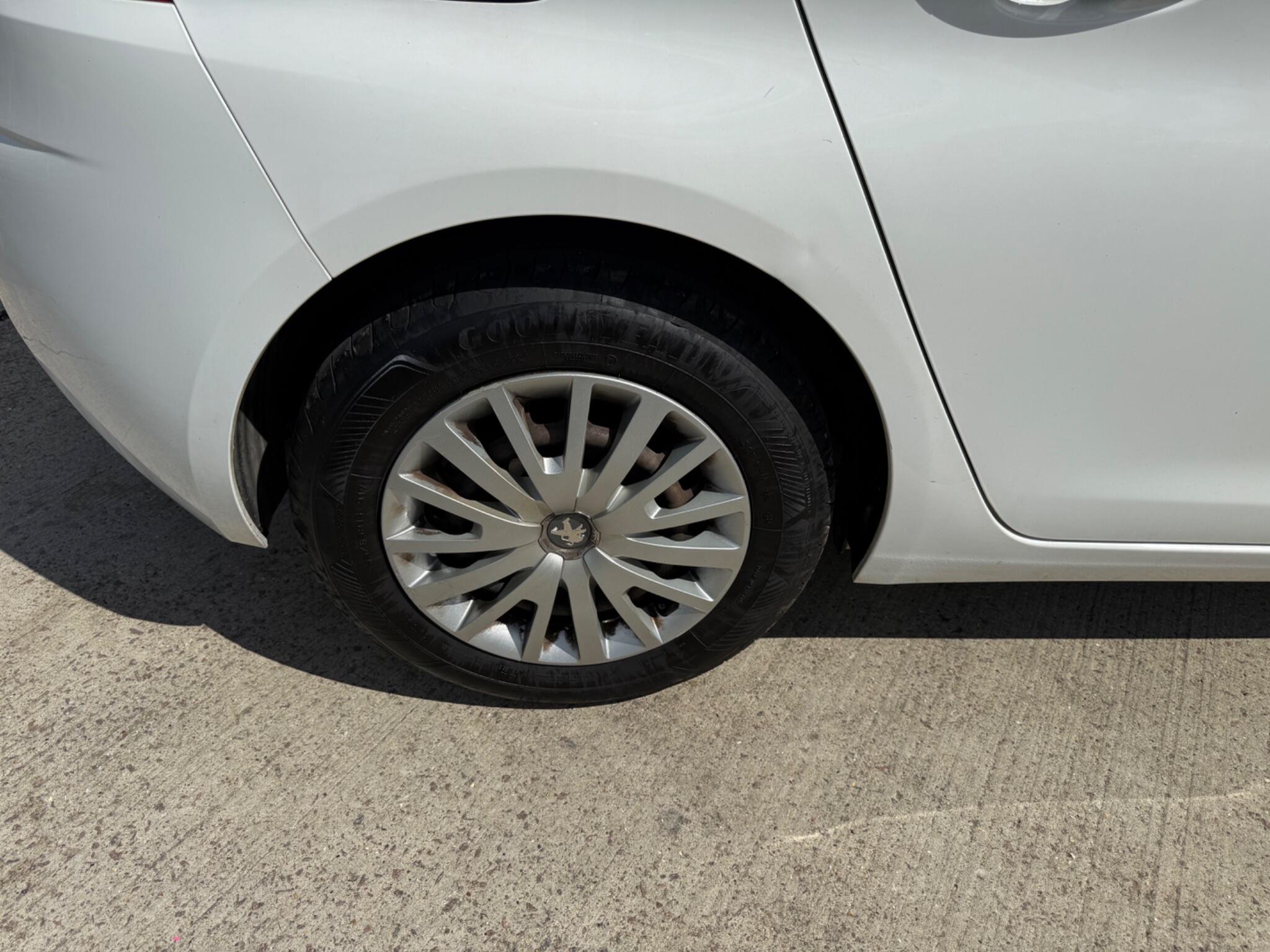 Peugeot 308 1.2 PureTech Access Euro 6 (s/s) 5dr — photo 43 of 100