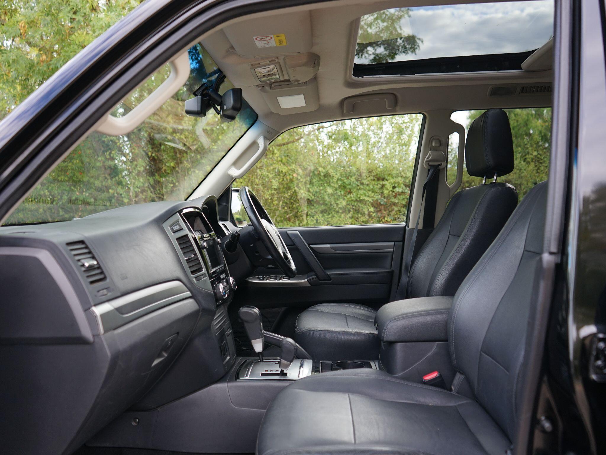 Mitsubishi Shogun view 3