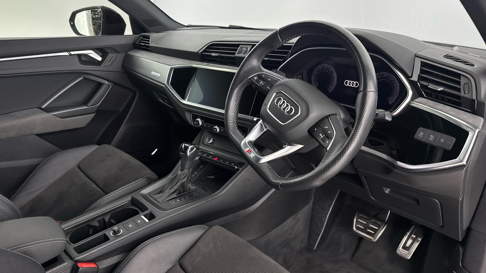Audi Q3 view 9