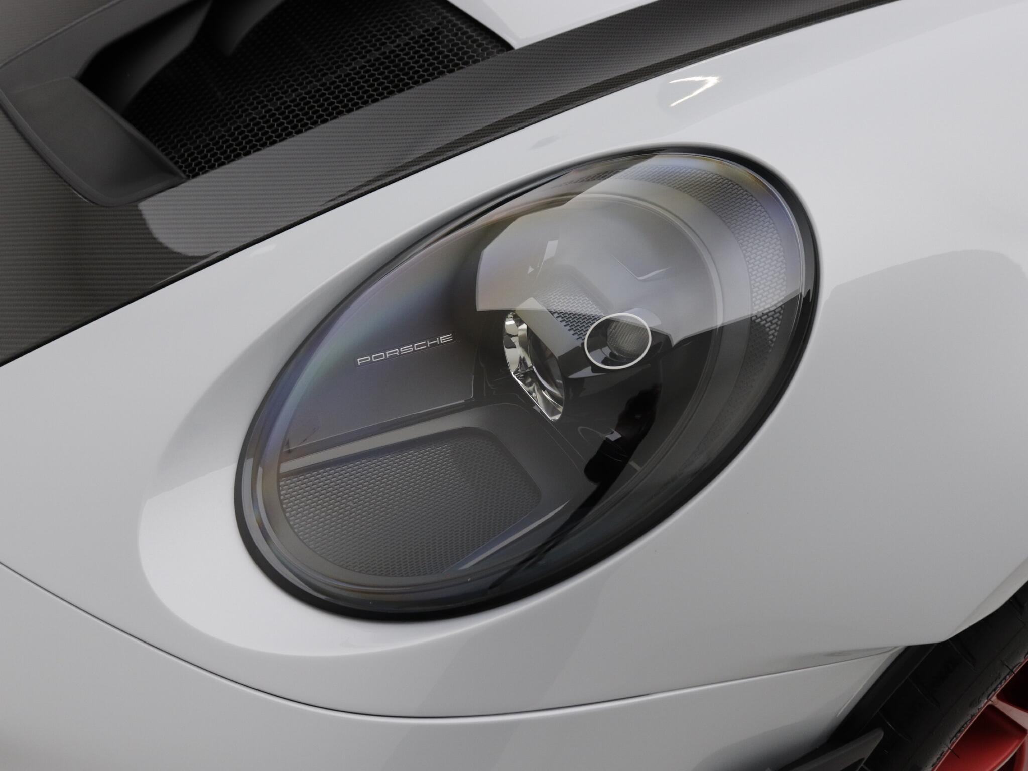 Porsche 911 view 7
