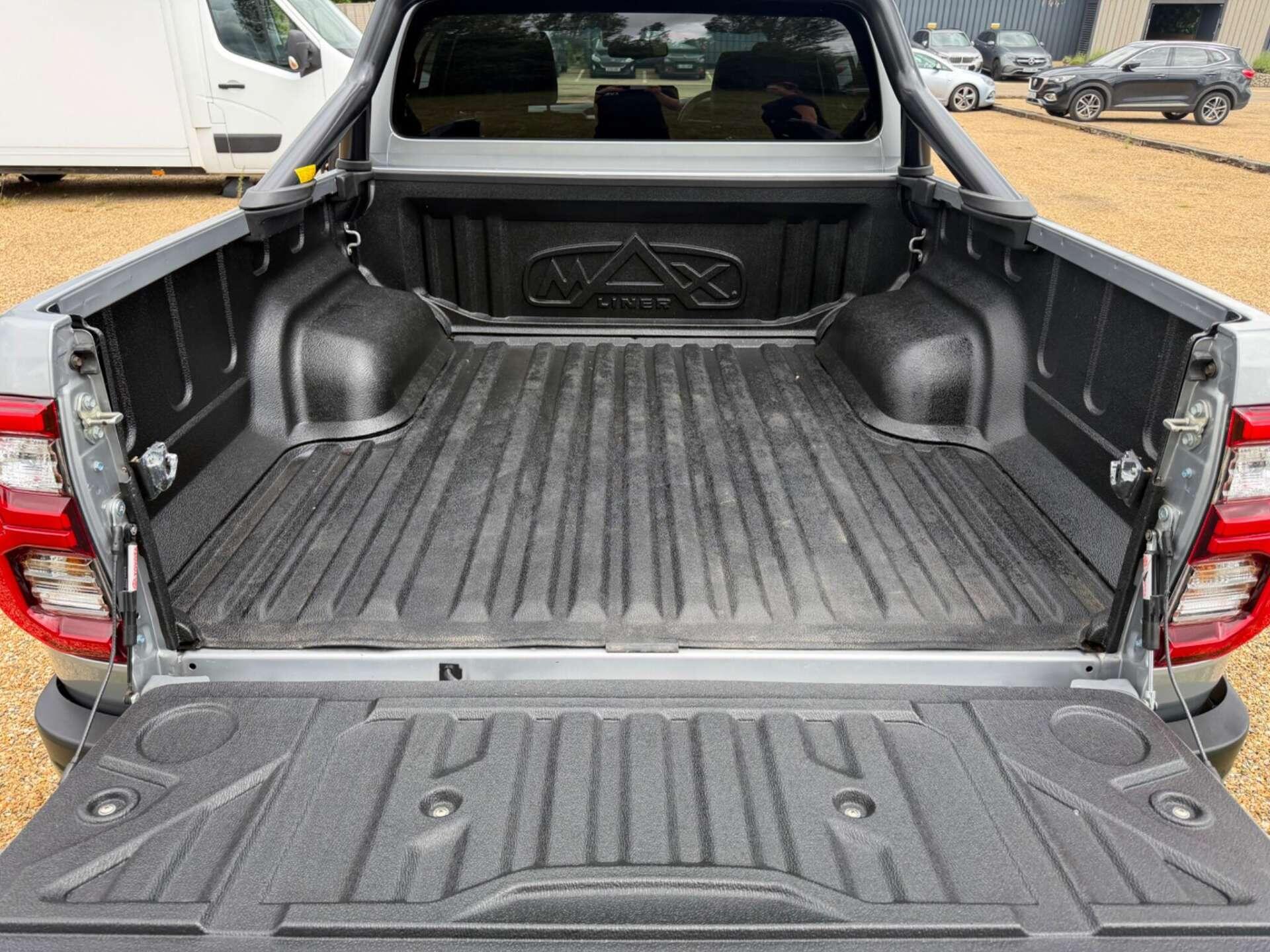 Toyota Hilux view 20