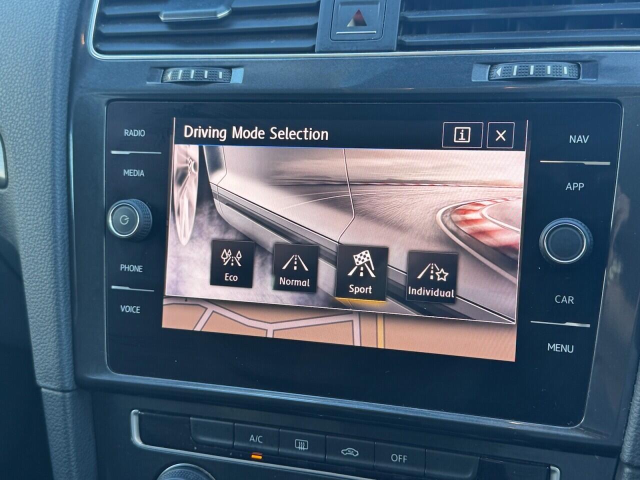Volkswagen Golf view 25
