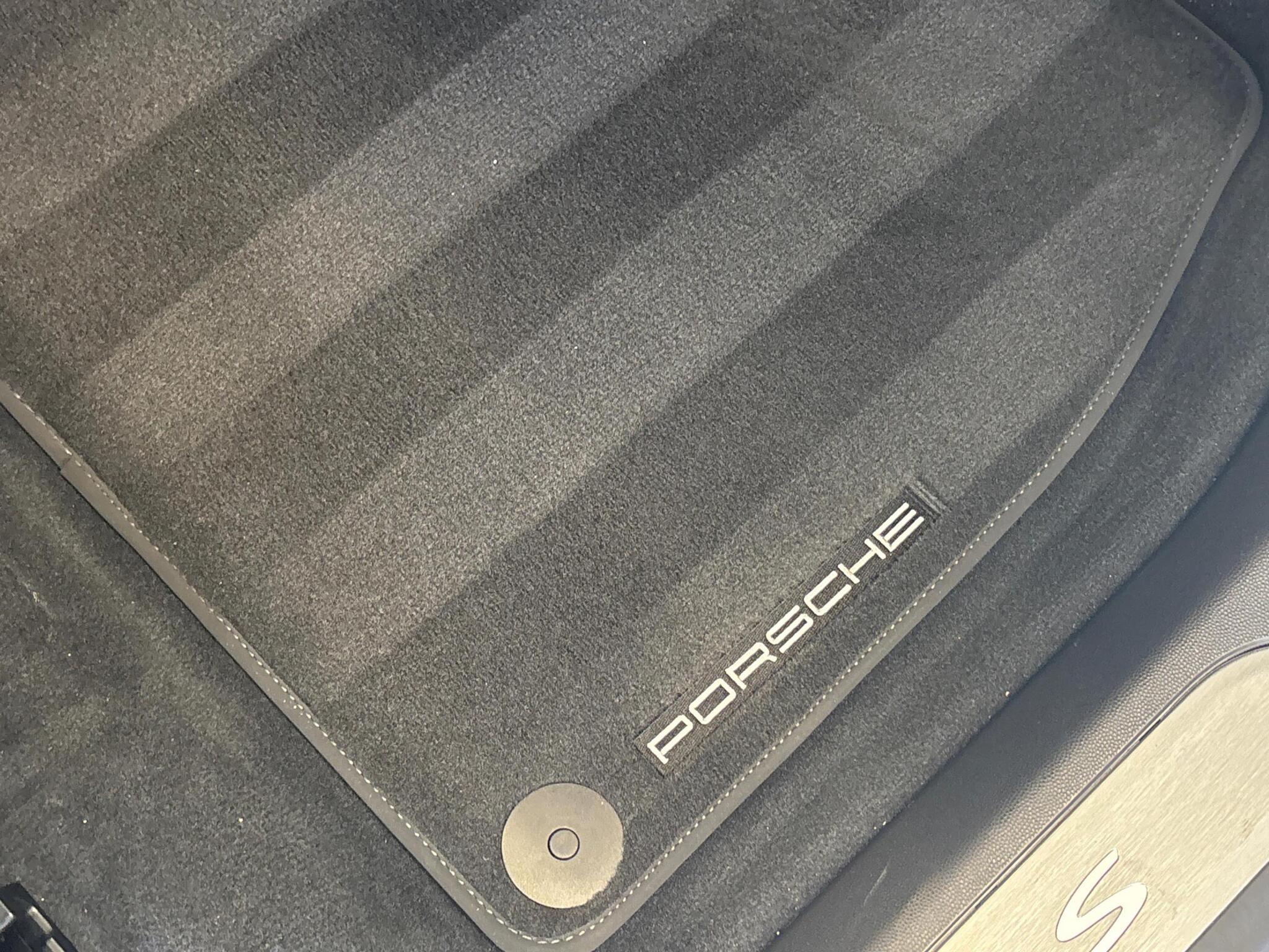 Porsche Macan view 34