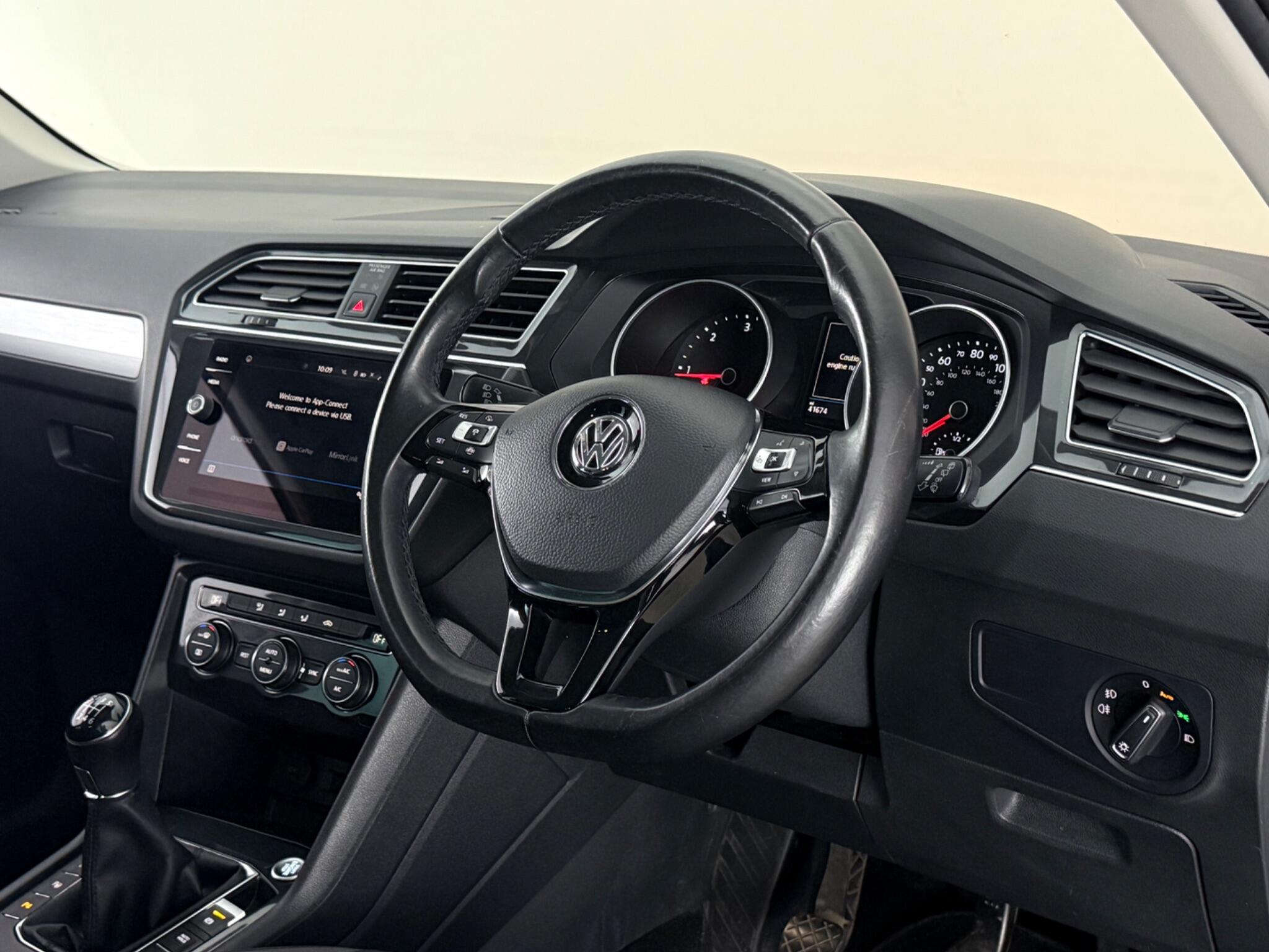 Volkswagen Tiguan view 3
