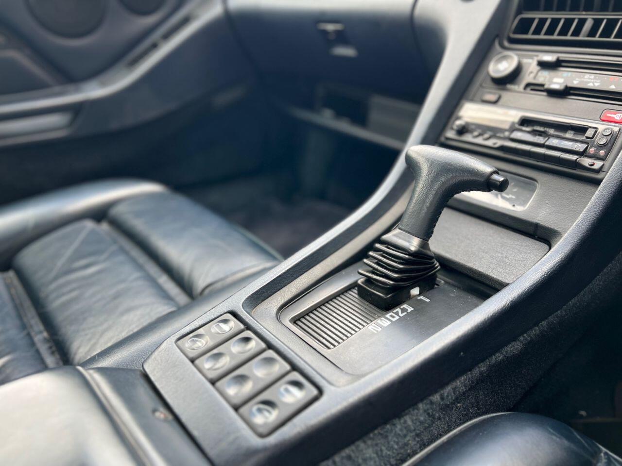 Porsche 928 view 16
