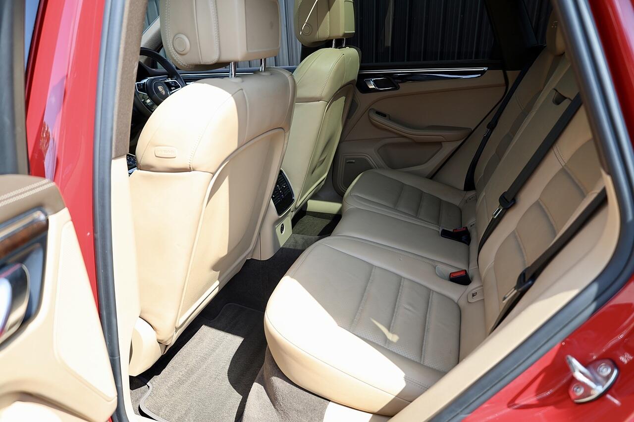 Porsche Macan view 34