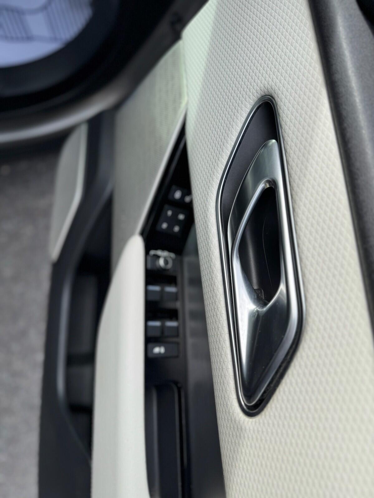 Land Rover Range Rover Velar view 21