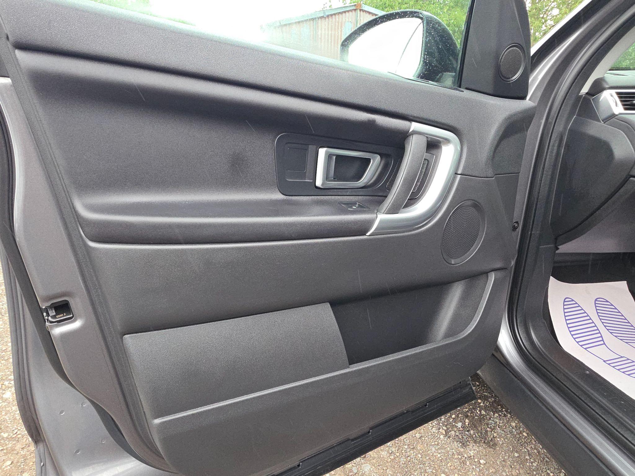 2017 Land Rover Discovery Sport 2.0 TD4 SE 4WD Euro 6 (s/s) 5dr (5 Seat) • 60,214 miles image 32