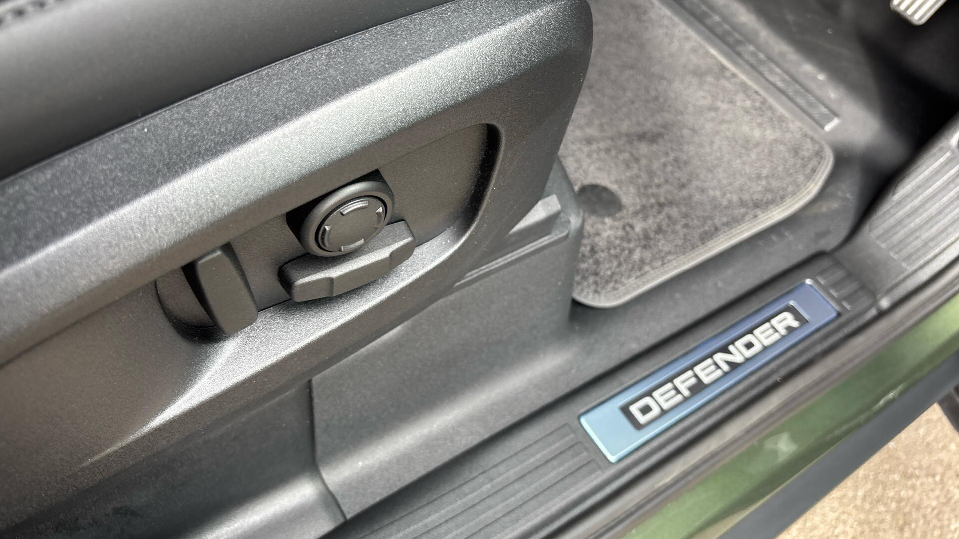 Land Rover Defender view 38