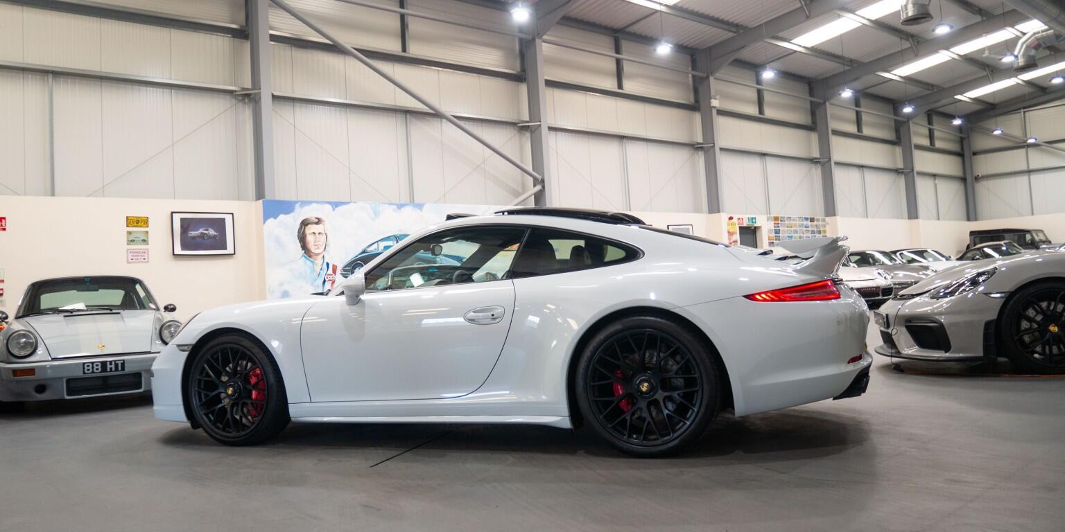 Porsche 911 view 7