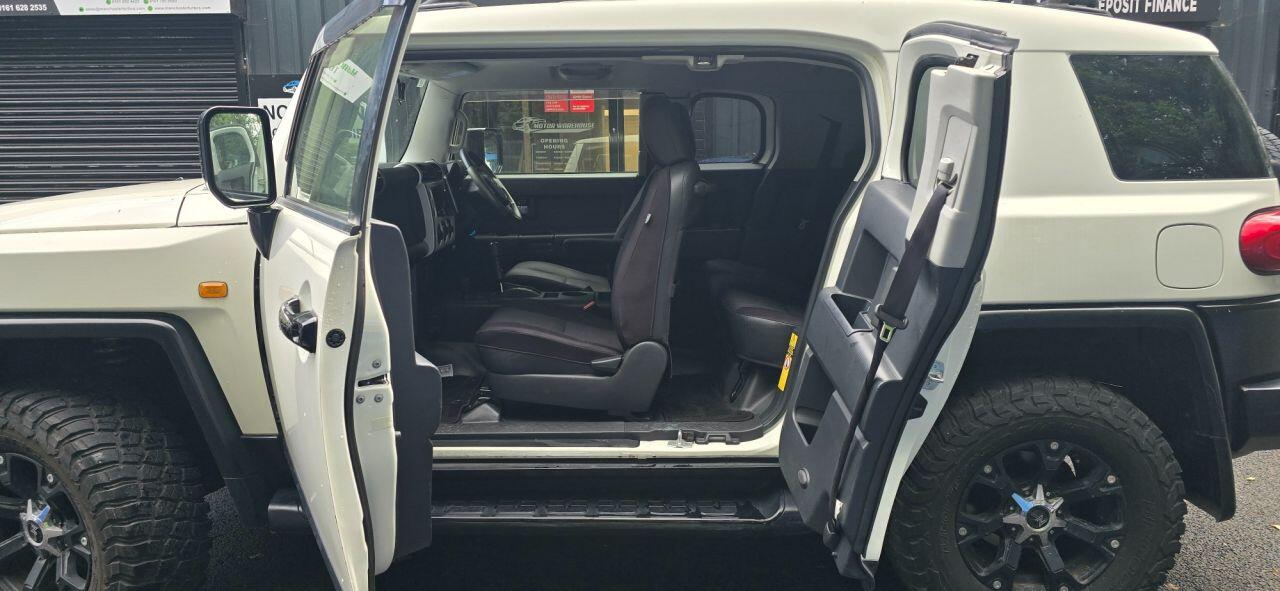 Toyota FJ Cruiser view 5