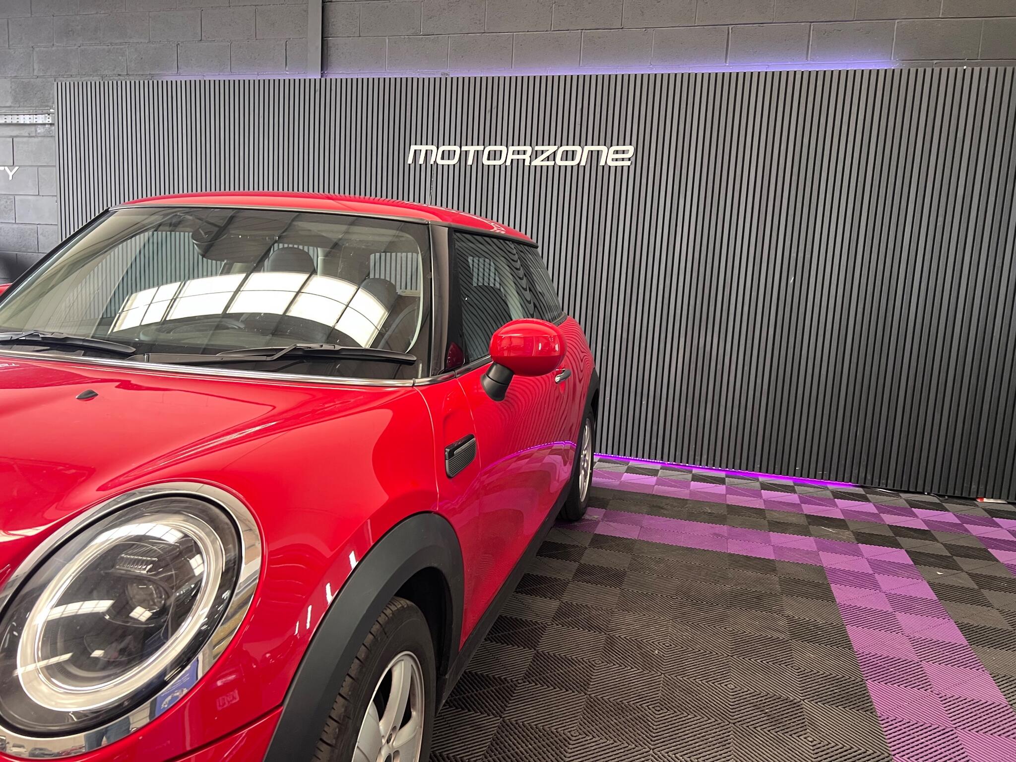 Mini Hatch view 32