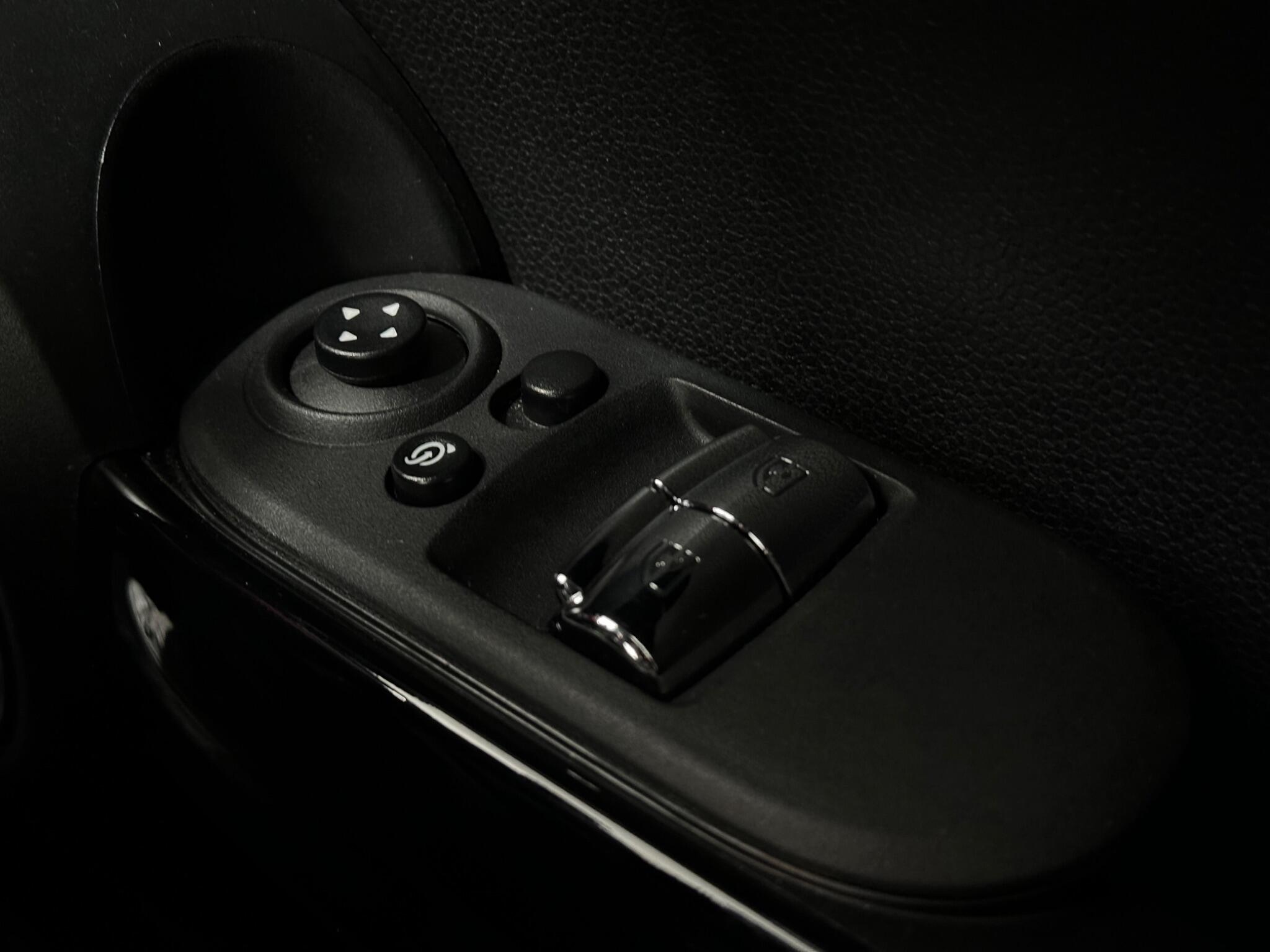 Mini Hatch view 19