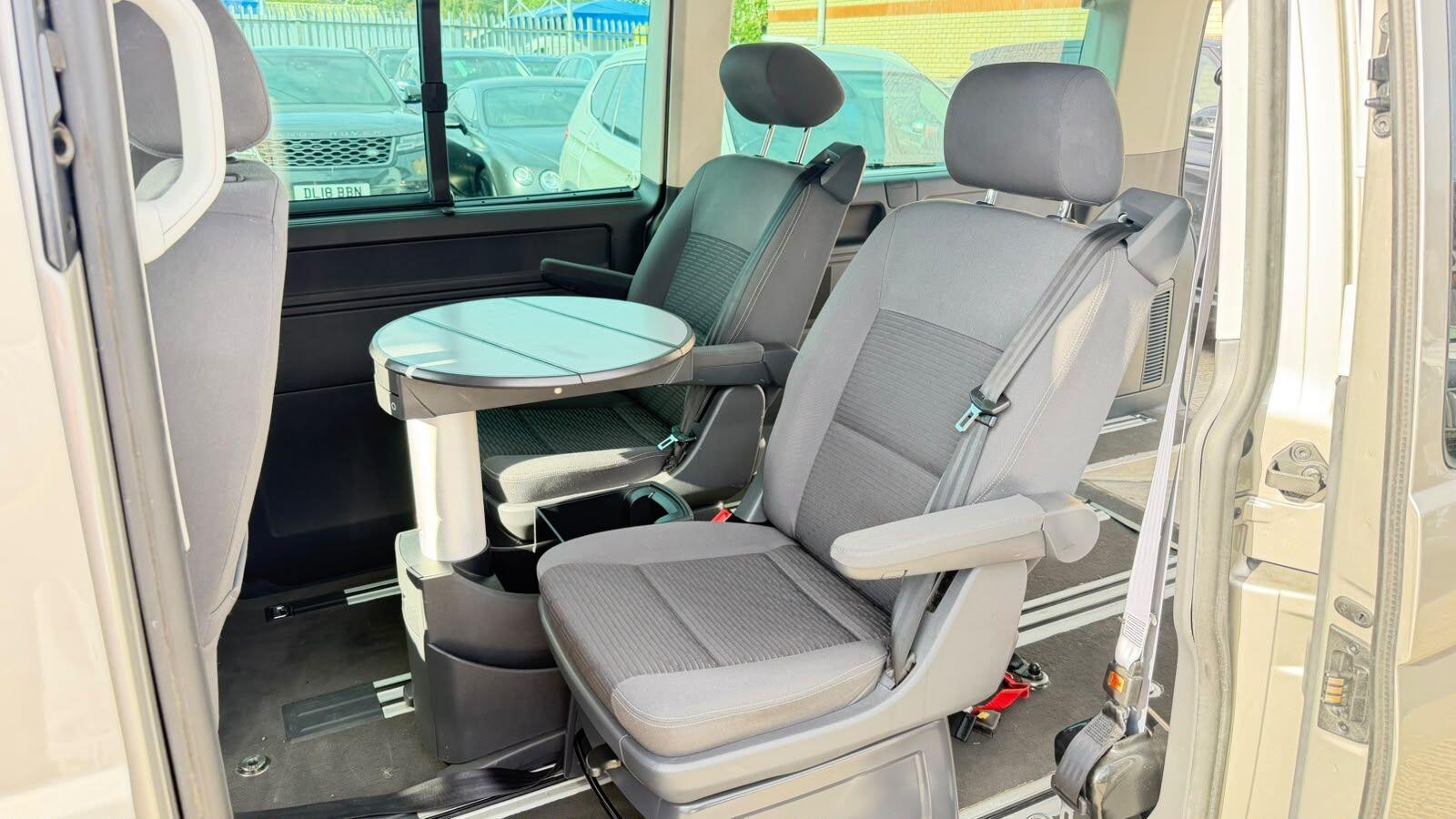 Volkswagen Caravelle view 16