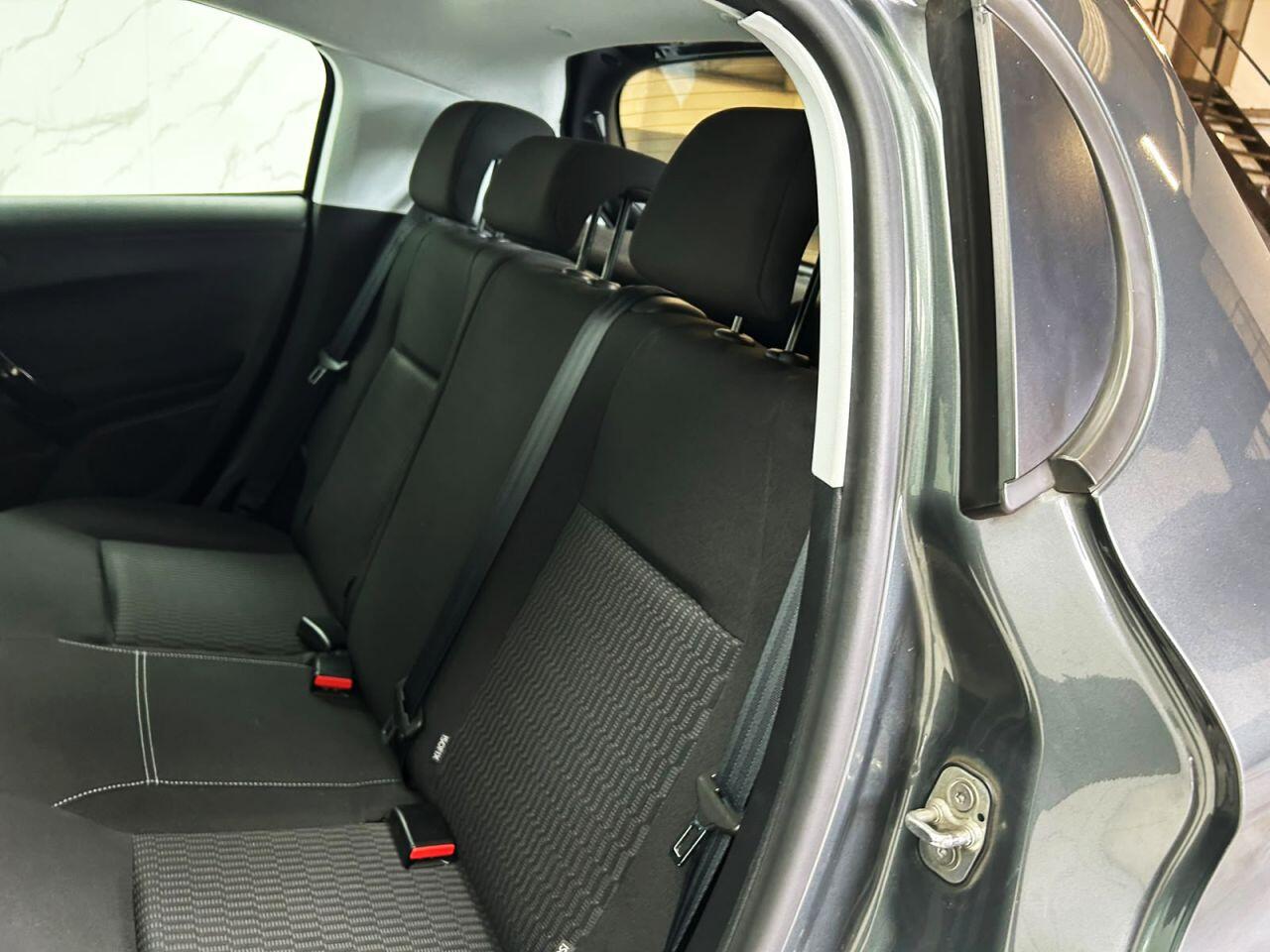 Peugeot 208 view 17