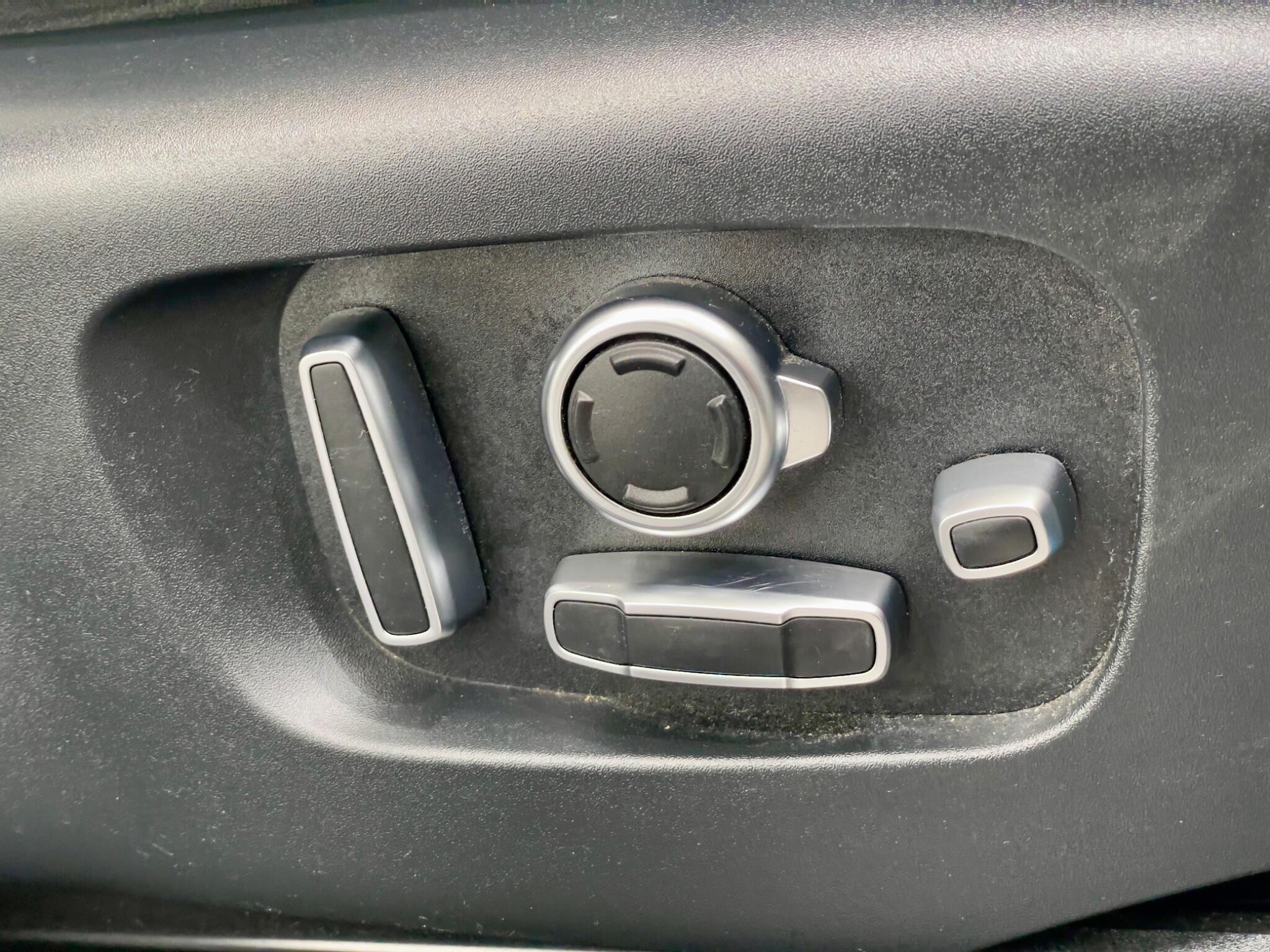 Land Rover Range Rover Velar view 43