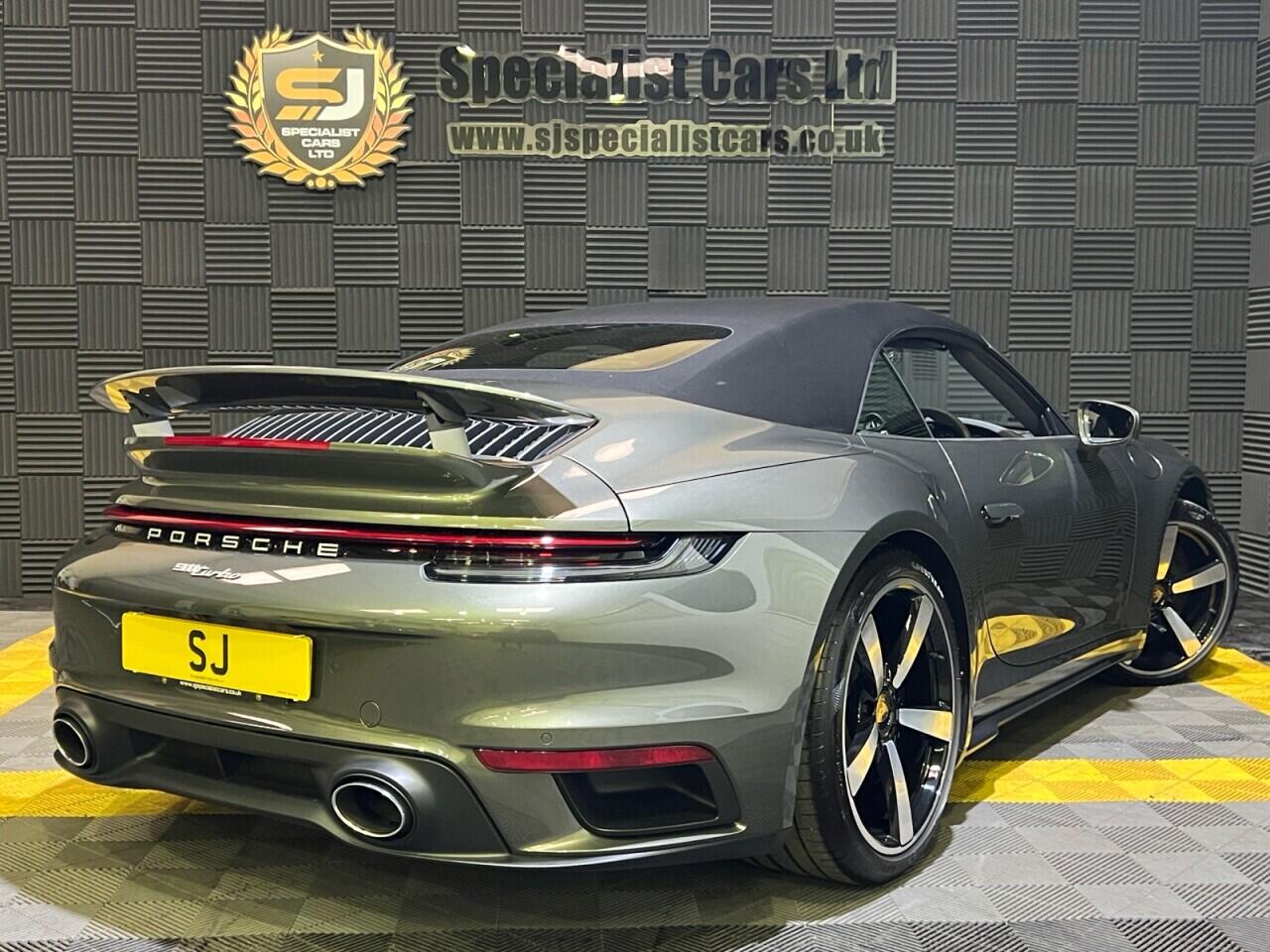 Porsche 911 view 34