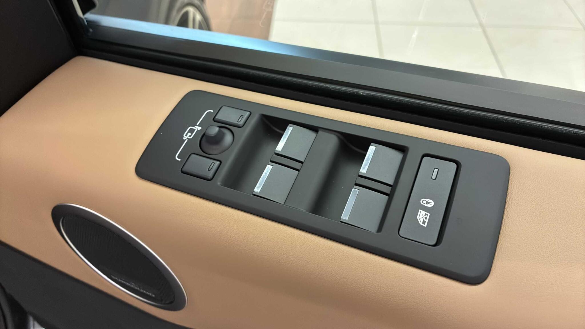 Land Rover Discovery view 29