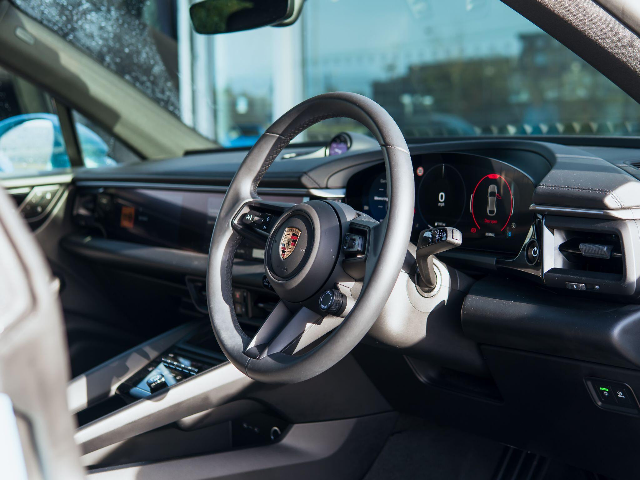 Porsche Macan view 7