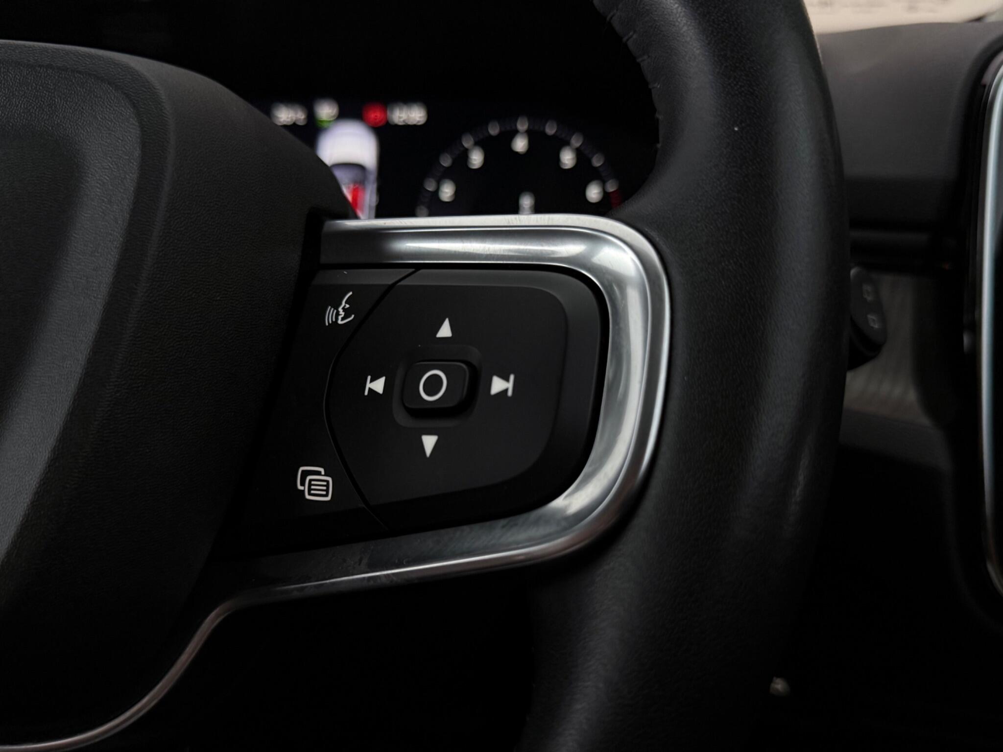 Volvo XC40 view 17