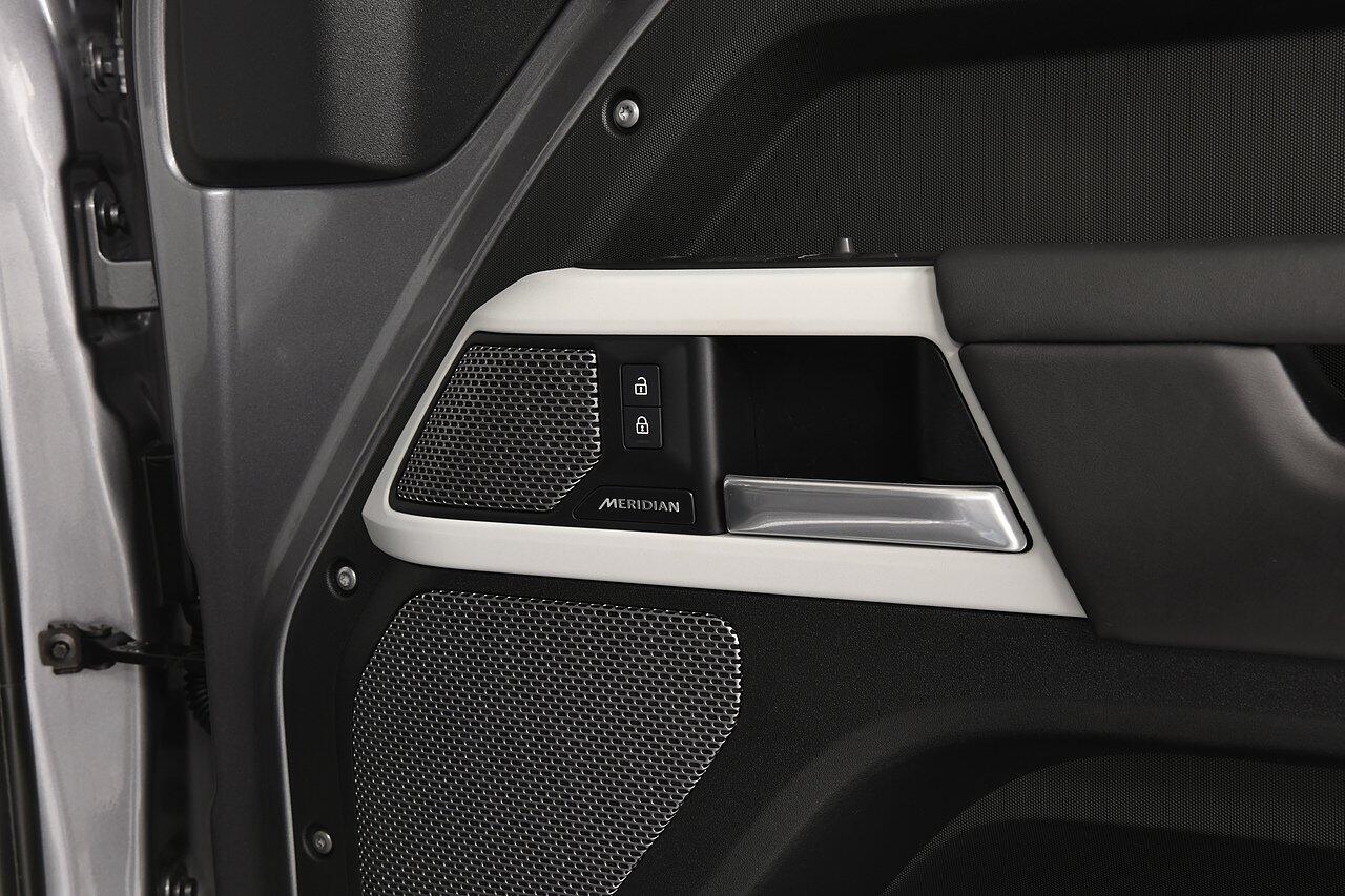 Land Rover Defender view 26