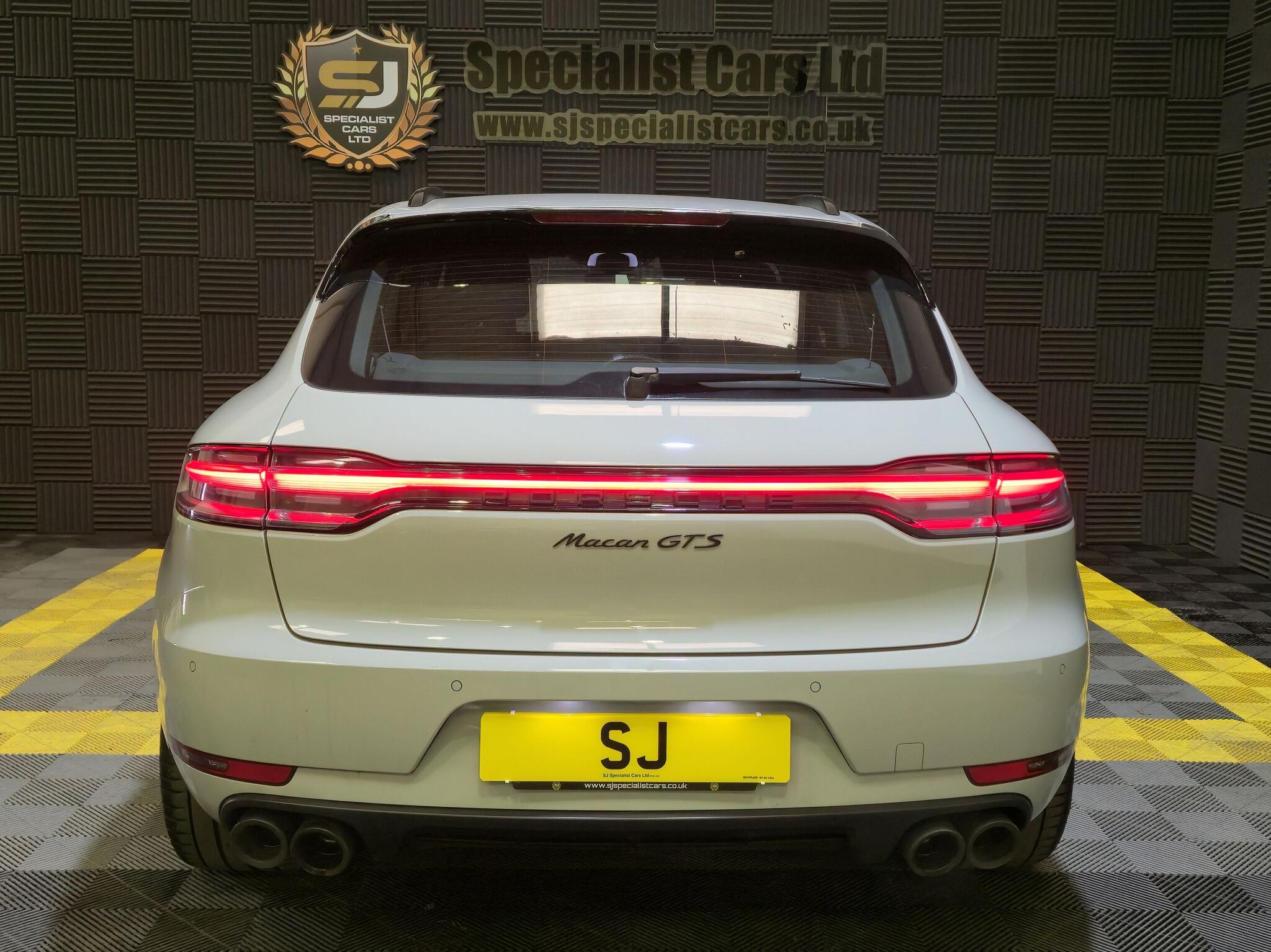Porsche Macan view 4