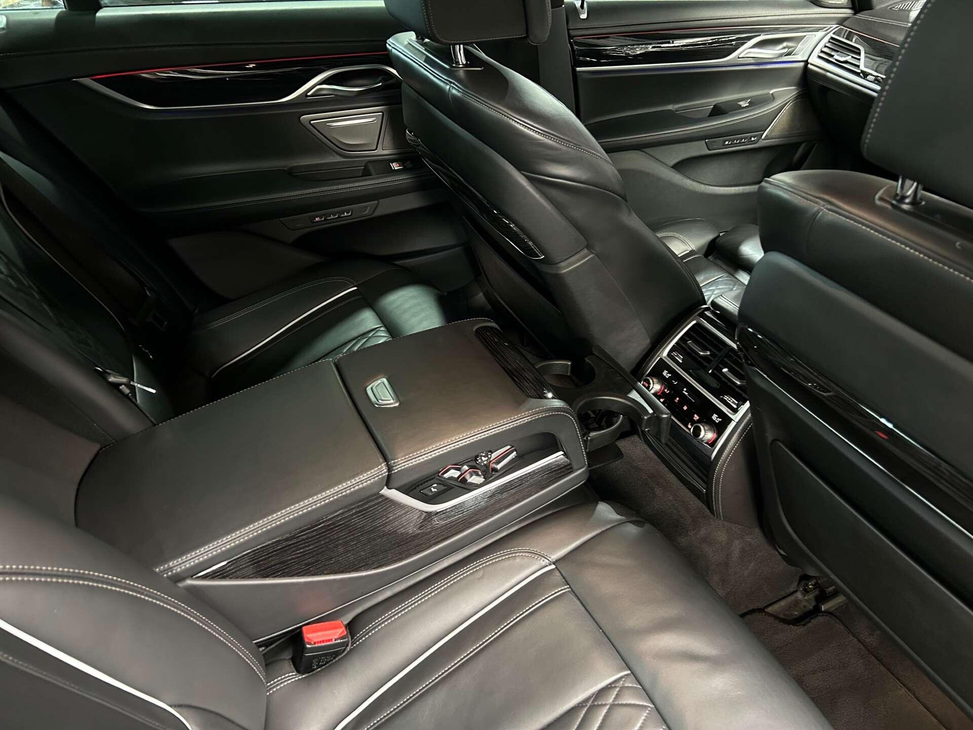 BMW 7 Series view 32