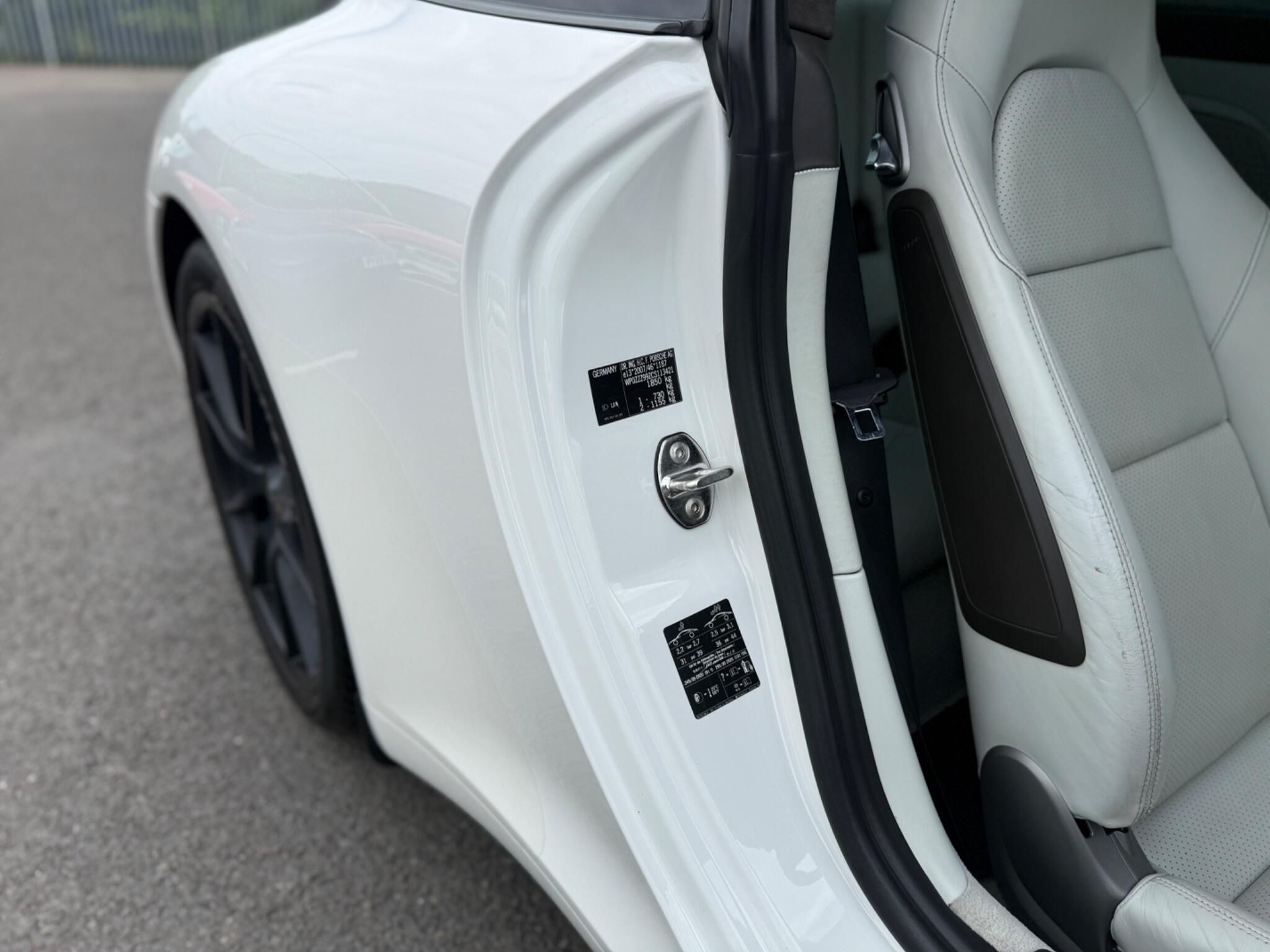 Porsche 911 view 34