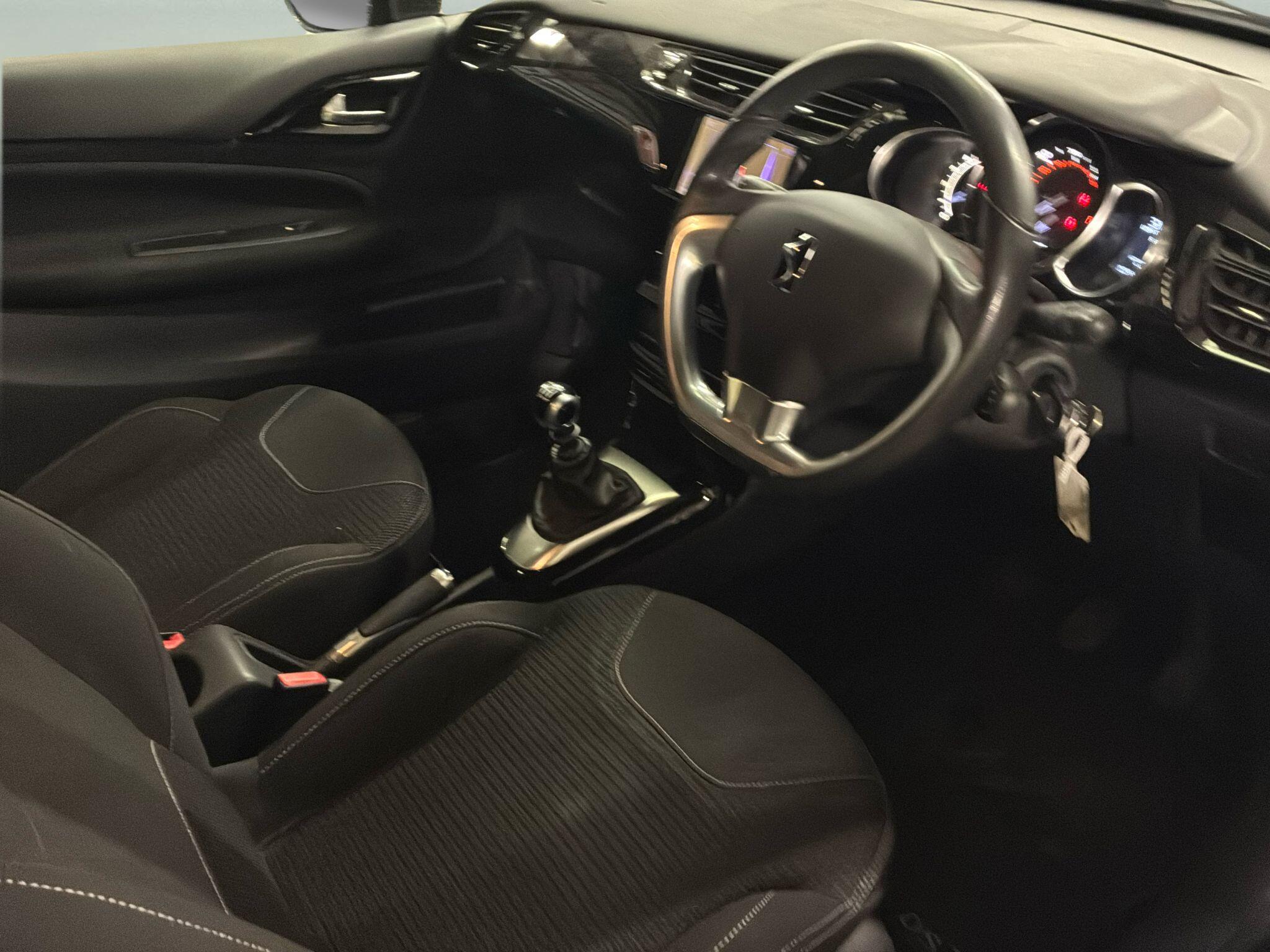 DS Automobiles DS 3 view 9
