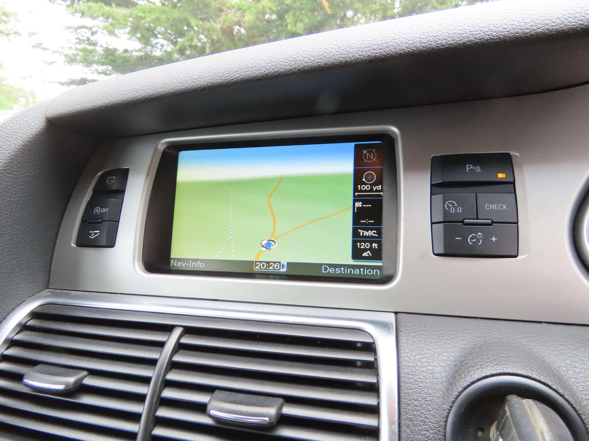 Audi Q7 view 11