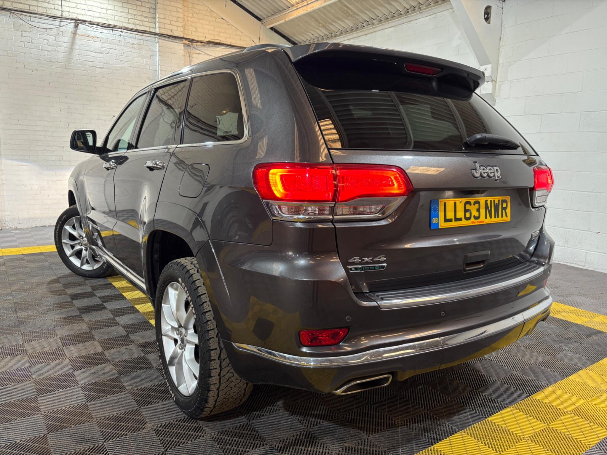 Jeep Grand Cherokee view 38