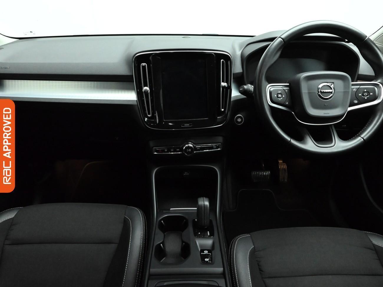 Volvo XC40 view 2