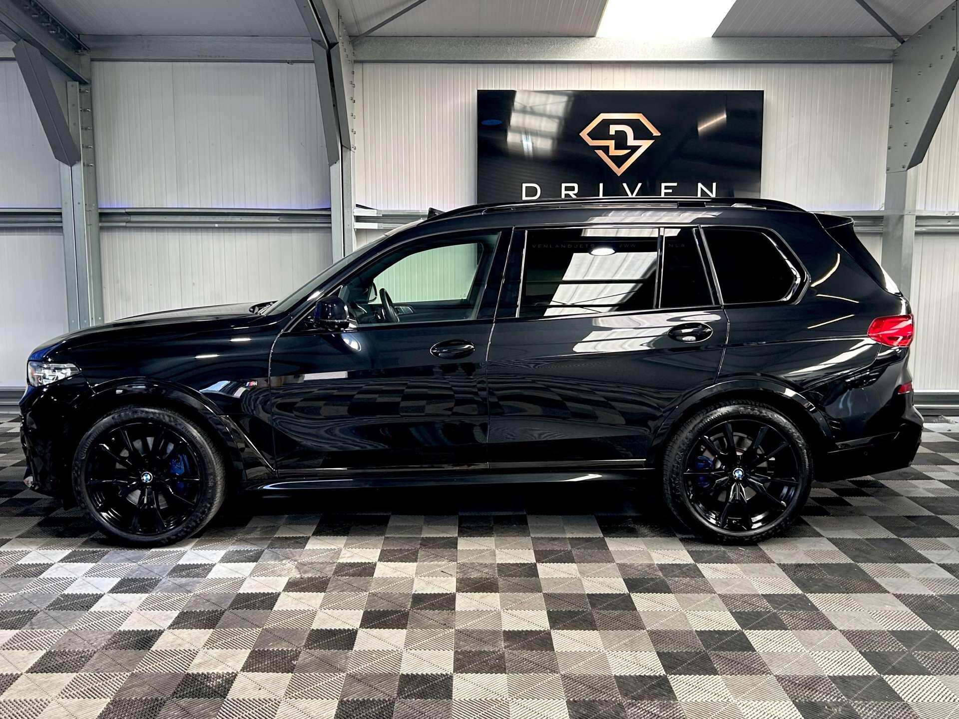 BMW X7 view 11