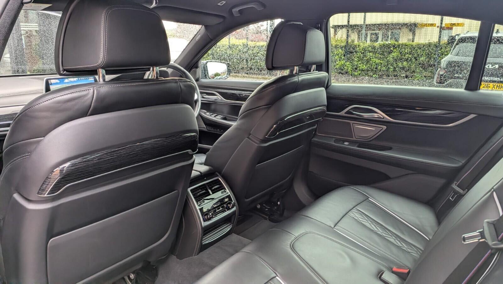 BMW 7 Series view 31