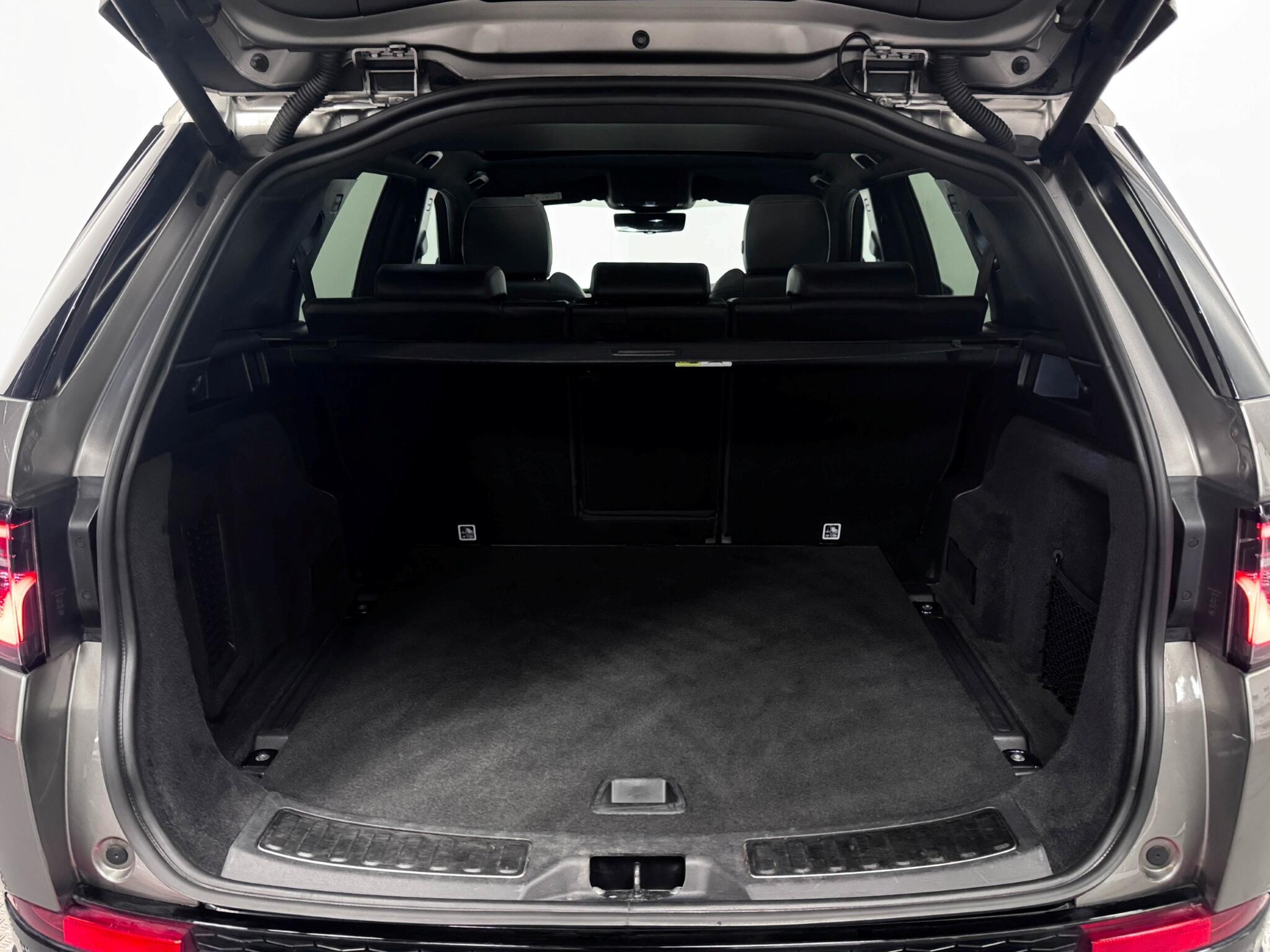Land Rover Discovery Sport view 7