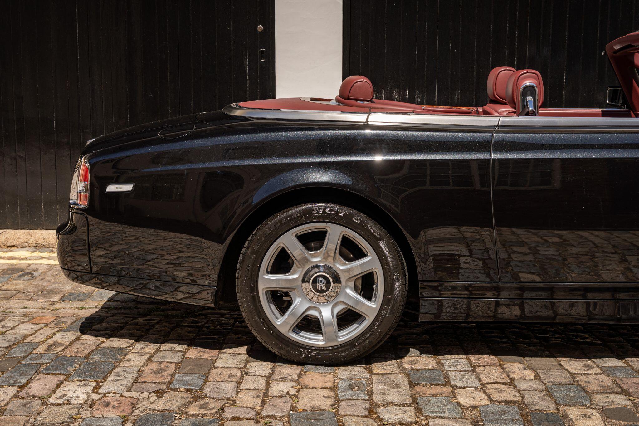 Rolls-Royce Phantom view 37