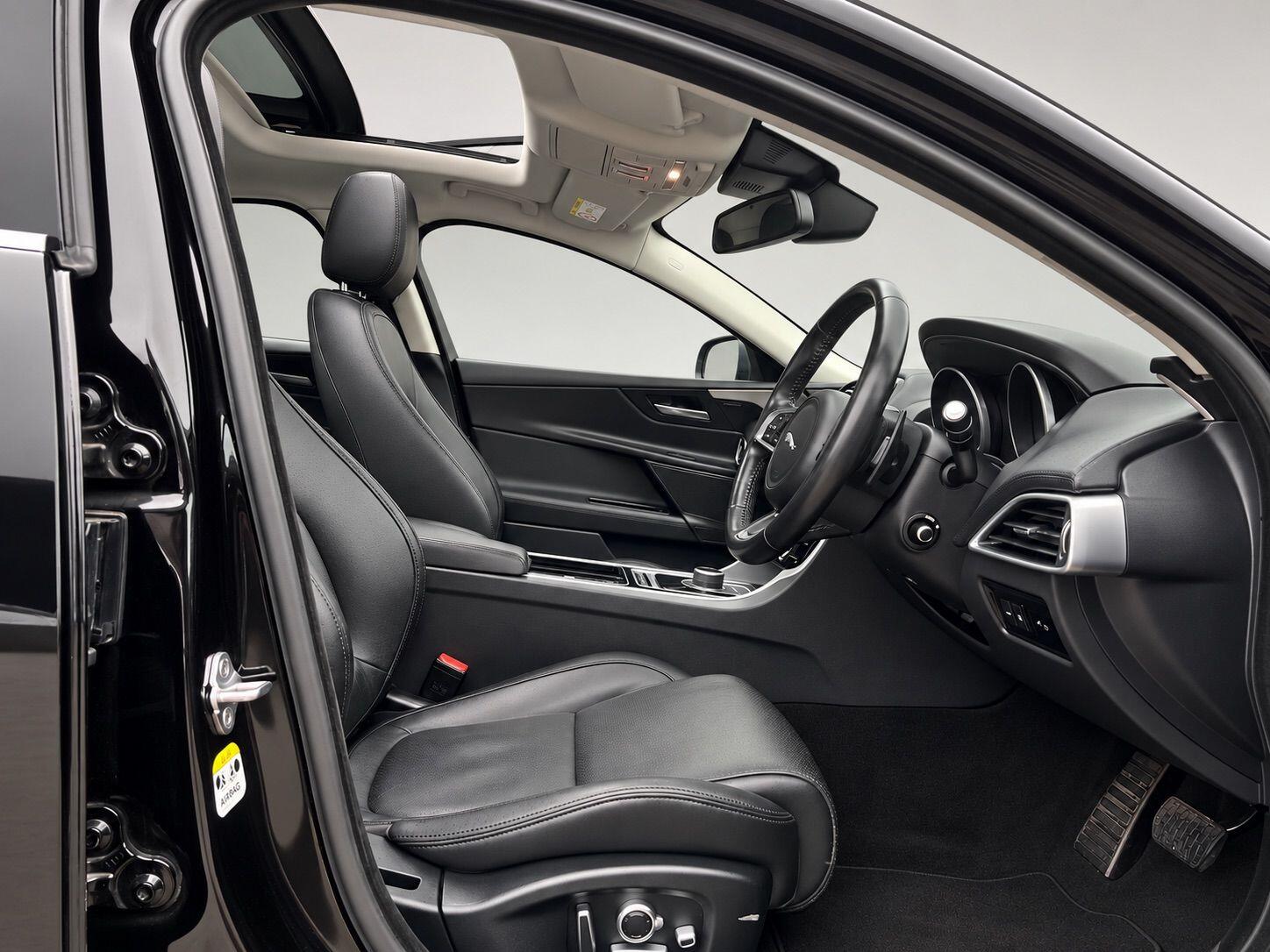Jaguar Xe view 15