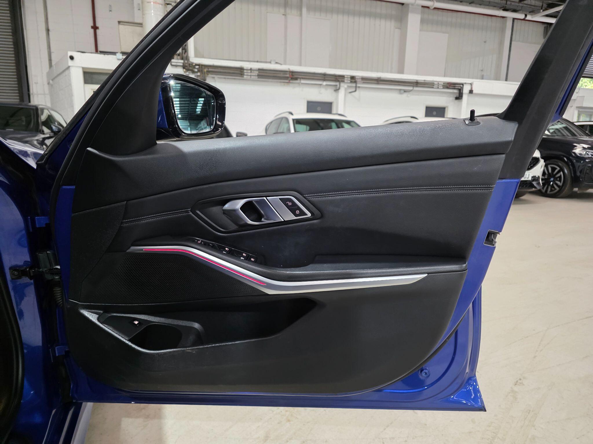 BMW 3 Series view 14