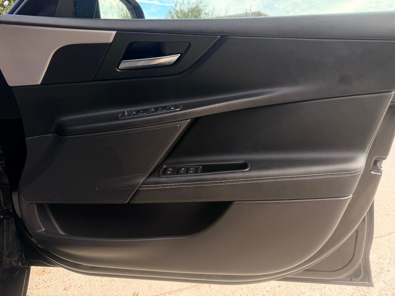 Jaguar Xe view 16