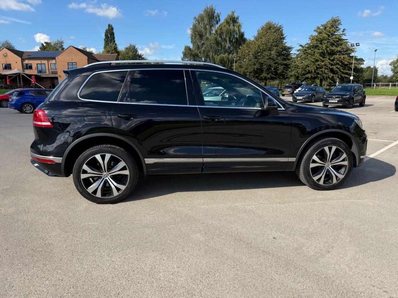 Volkswagen Touareg view 45