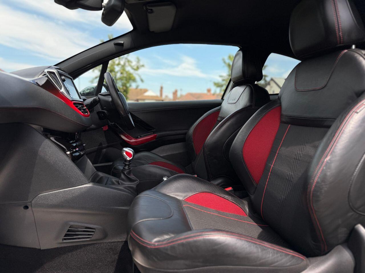 Peugeot 208 view 12