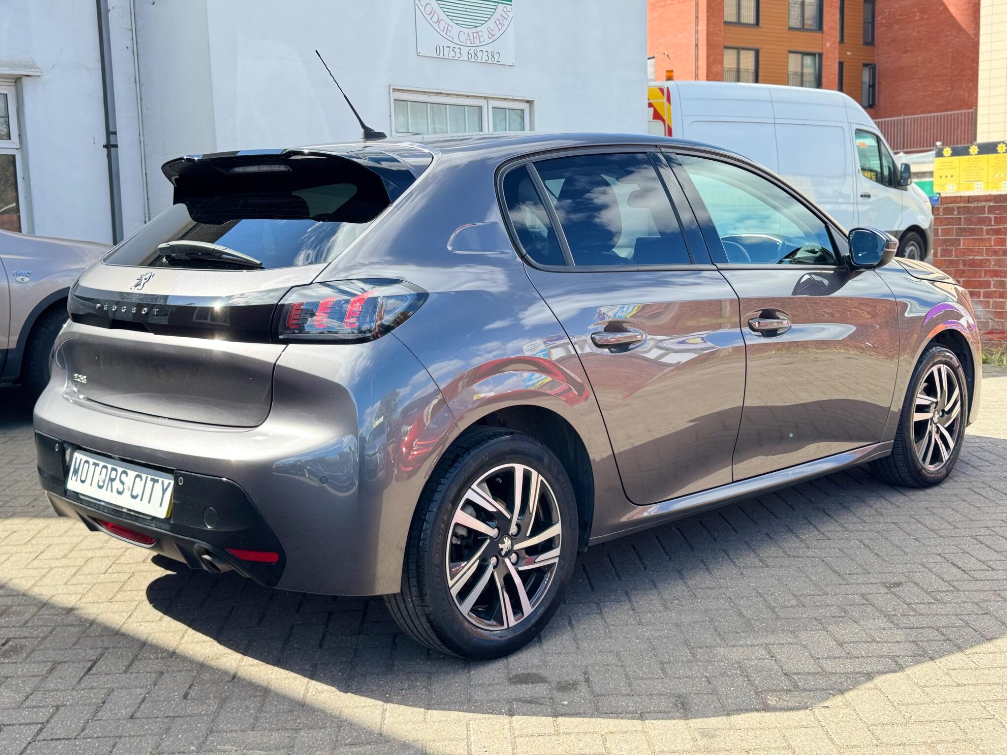 Peugeot 208 view 10