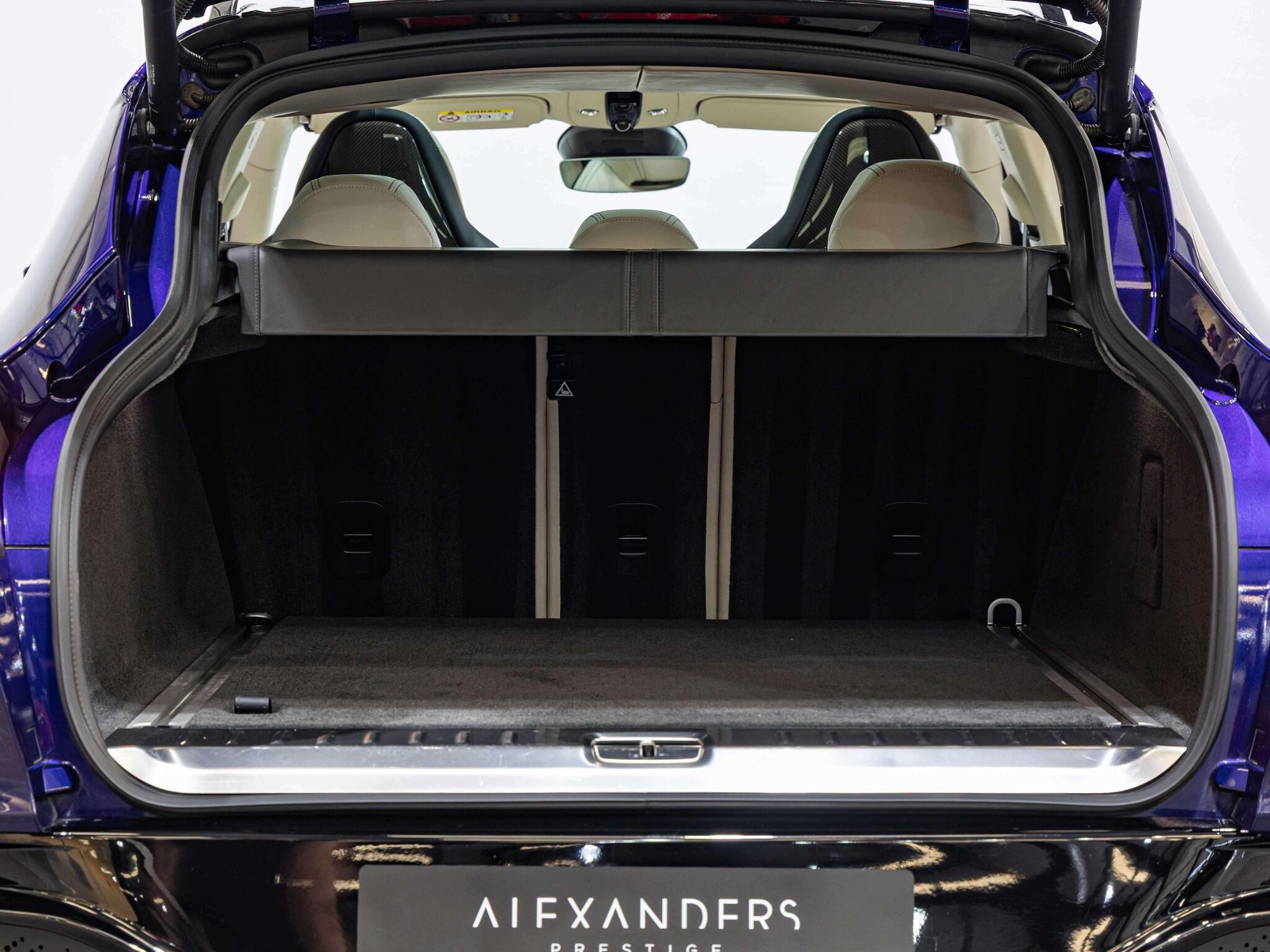 Aston Martin DBX view 32