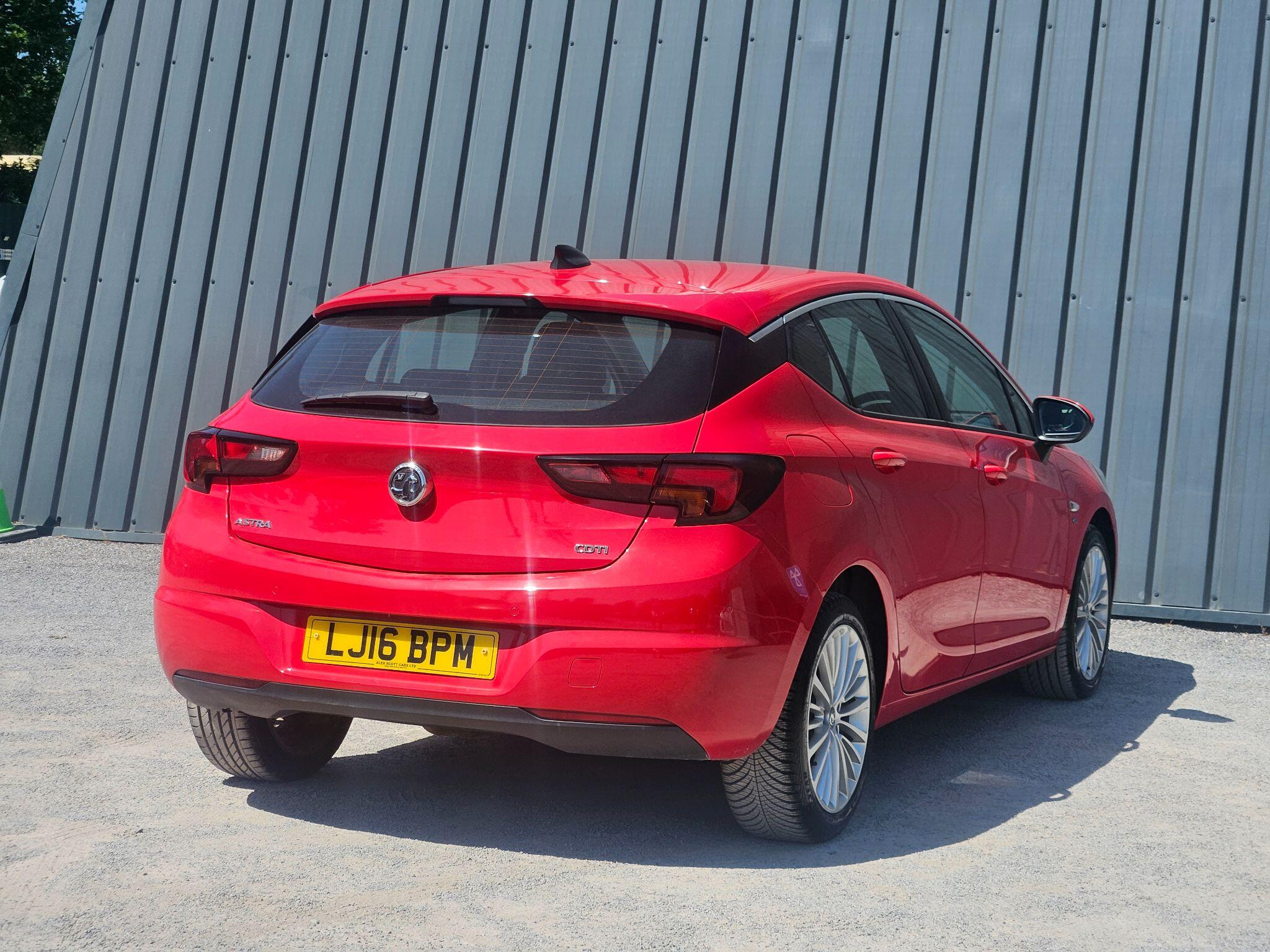 2016 Vauxhall Astra image 14