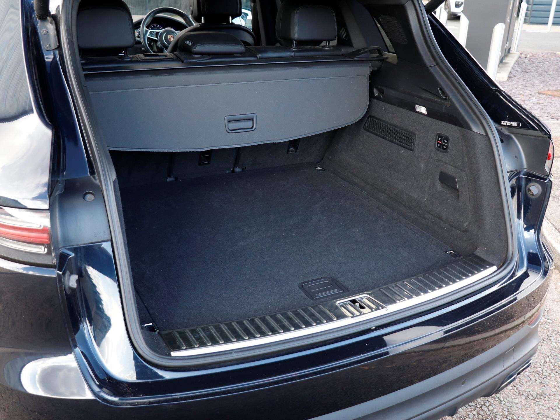 Porsche Cayenne view 33