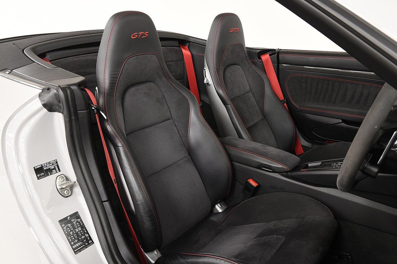 Porsche 911 view 8