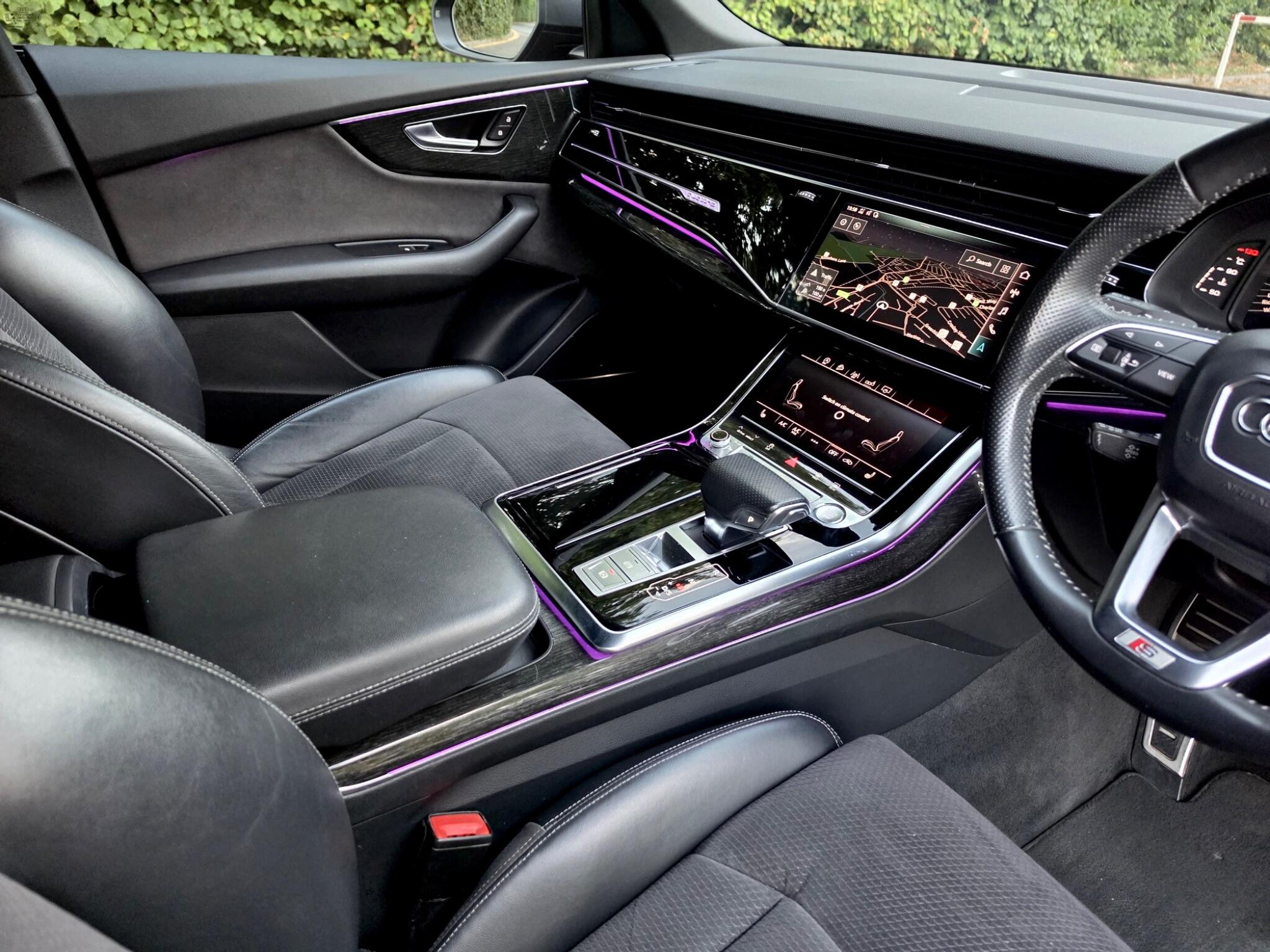 Audi Q8 view 6