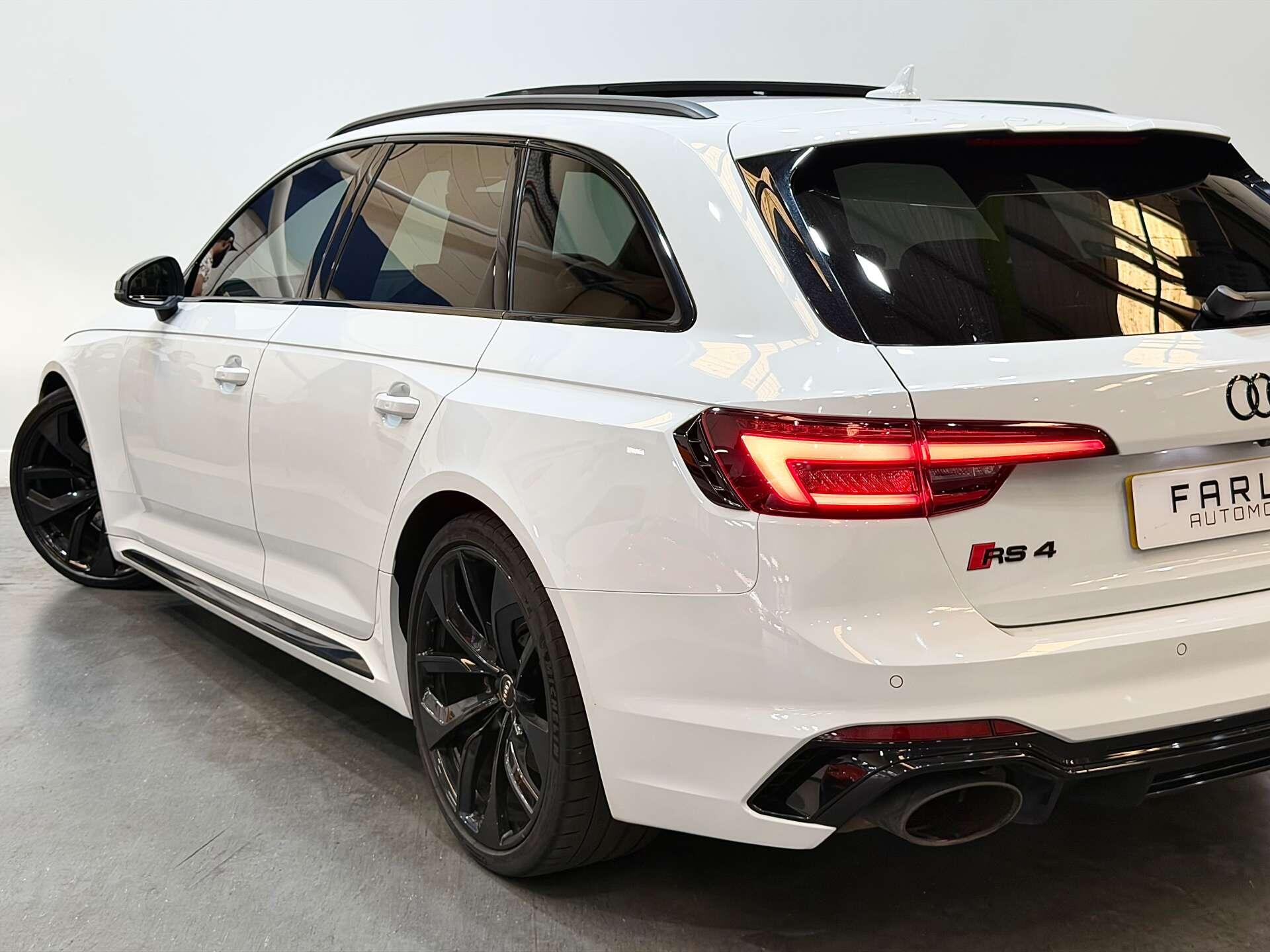 Audi RS4 view 18